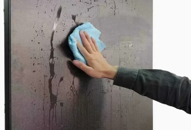LED screen cleaning